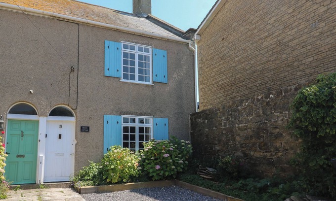 West Bay Cottage | BROCK COTTAGE, pet friendly, character holiday cottage in West Bay