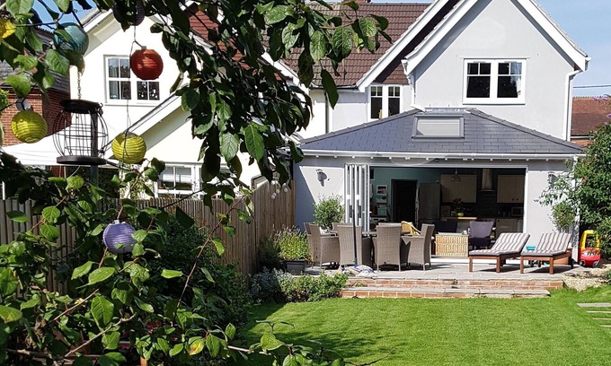 New Forest District House | Brockenhurst - spacious house, 5 bed, 3 bathrooms, 2 sitting areas, large garden