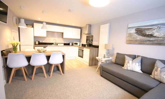 Gosport House | Brockhurst Lodge - beautiful short-stay accommodation