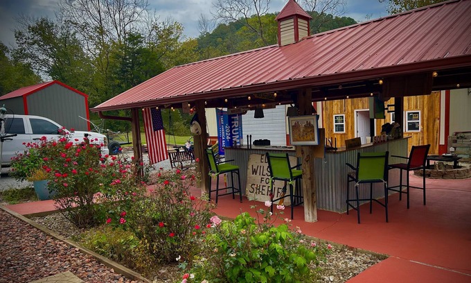 Jamestown House | Brock’s Honey 🍯🎣 Hole. 4 Boat Ramps within a mile. Tiki Bar, Corn-hole, Darts