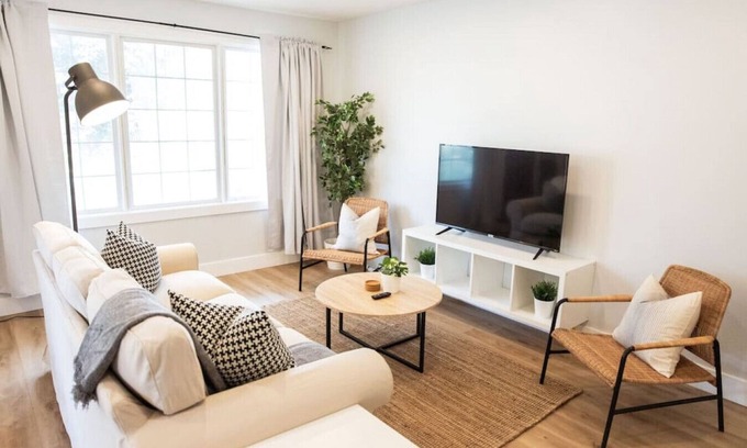 Kitchener House | Broken Oak A · Designer Luxe Home - 3 bed/1 bath + Parking & Wifi