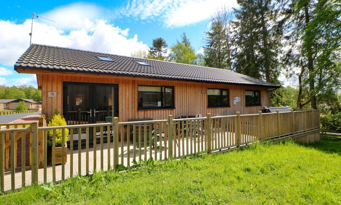 Otterburn Cottage | BROKEN-SKY LODGE, pet friendly, with hot tub in Otterburn