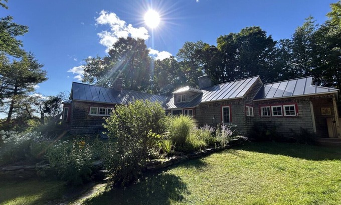 Peru House | Bromley Farmhouse close to skiing and hikes