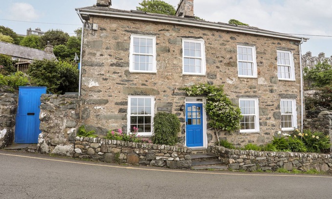 Harlech Cottage | BRON CASTELL, pet friendly, character holiday cottage in Harlech