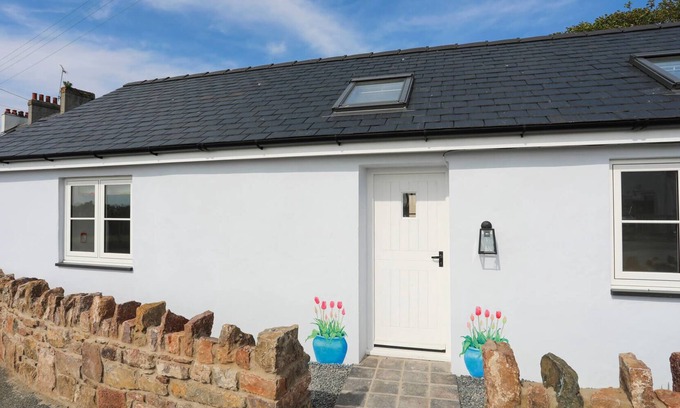 Brynsiencyn Cottage | BRON HAUL, pet friendly, country holiday cottage in Brynsiencyn