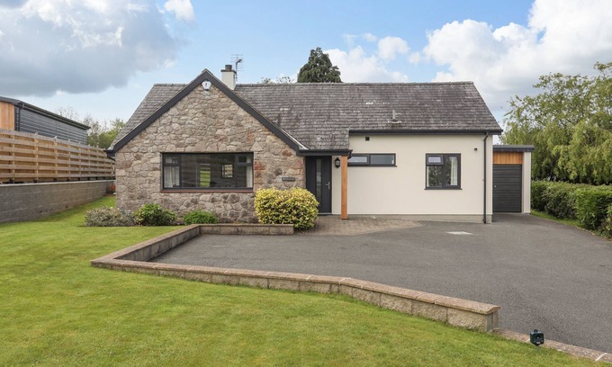 Y Felinheli Cottage | BRONALLT, family friendly, with a garden in Y Felinheli