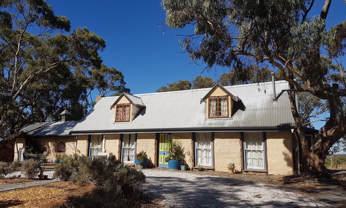 Clare Bed & Breakfast | Bronte Manor, Wuthering Heights ~ min. 4 people - dog friendly