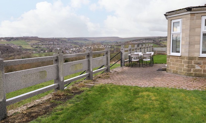 Oakworth Cottage | BRONTE VIEW HIDEAWAY, character holiday cottage in Oakworth