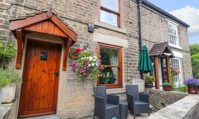 Little Hayfield Cottage | BROOK COTTAGE, character holiday cottage, with open fire in Hayfield