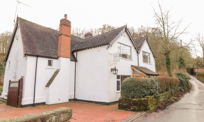 Sugnall Cottage | BROOK HOUSE, pet friendly, character holiday cottage in Eccleshall