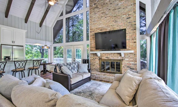 Brookeland House | Brookeland Resort Cabin with Golf and Lake Access
