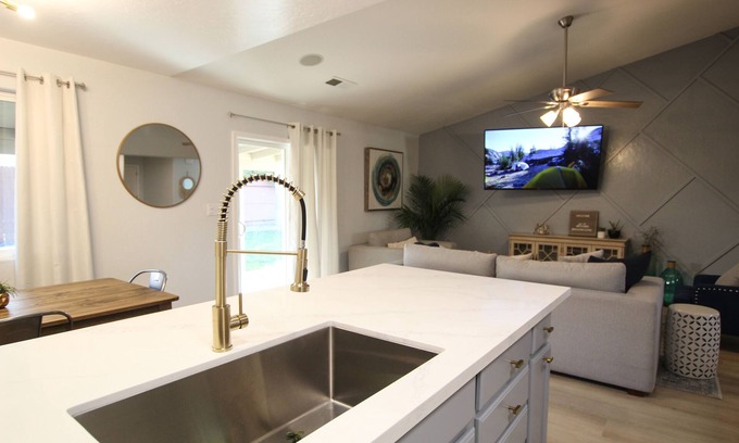 Visalia House | Brookes Guest House: Updated, Bright, Open & Airy
