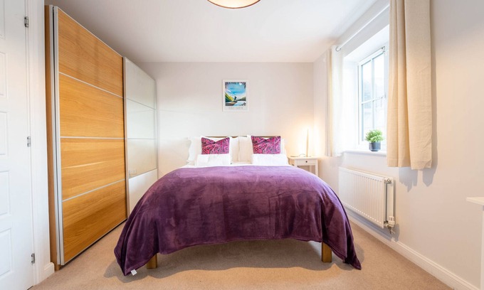 Horley House | Brookfield | 4BR House | Private Garden & Parking