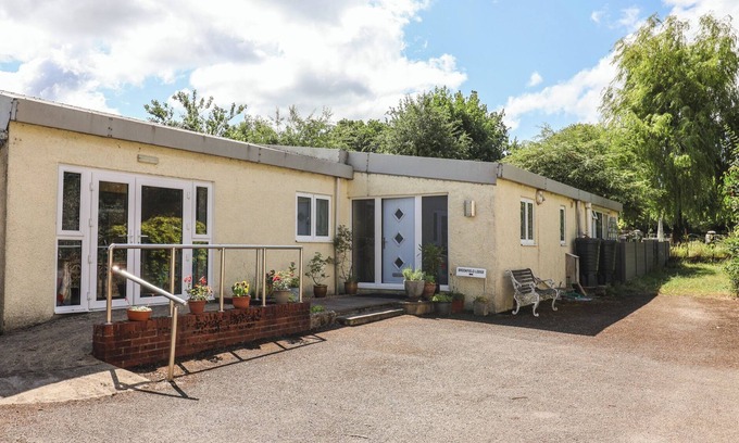 Broadwindsor Cottage | BROOKFIELD LODGE, pet friendly, country holiday cottage in Beaminster