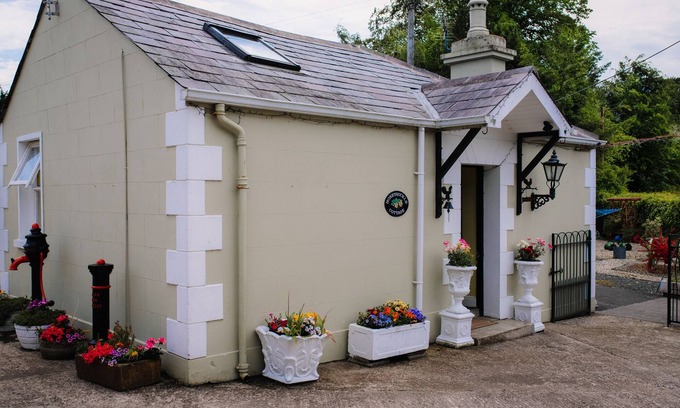 Lisburn Cottage | Brookhall HoneySuckle Cottage