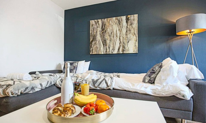 Milton Keynes House | 🌟Brookland House - Free Parking, SmartTV & Garden🌟