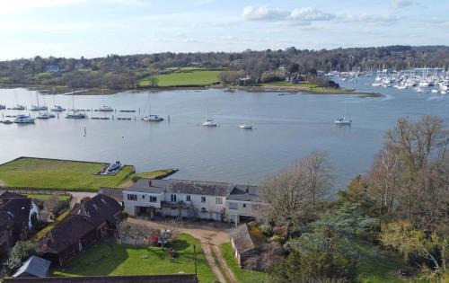 Netley Apartment | Brooklands Farm Hamble River Apartment with river frontage and garden