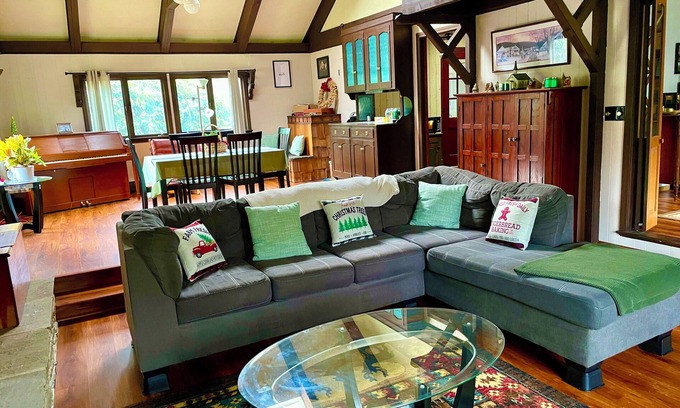 Brooklyn House | Brooklyn Bear Den: Charming 2-bedroom house