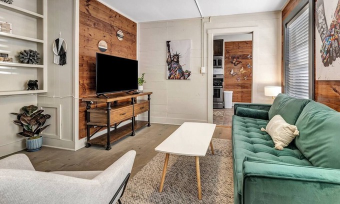 College Station Apartment | Brooklyn: First Floor, Walk to A&M, Comfy King Bed