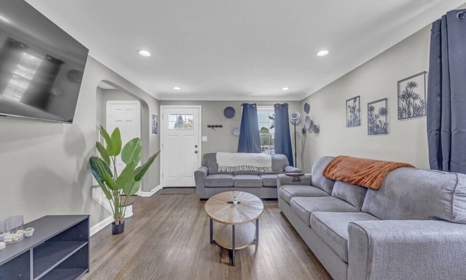 Brooklyn House | Brooklyn Townhome|Updated Kitchen|Spacious Living Room|Sleeps 4