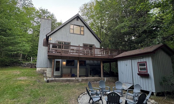 Wilmington Cabin | Brookside cabin with 3 levels and amenities near Mt Snow and Lake Whitingham