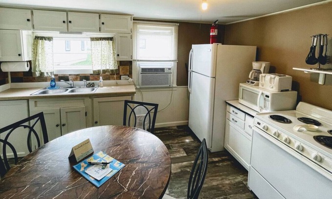 Grawn House | Brookside Cottages and Resort Dandy Cottage