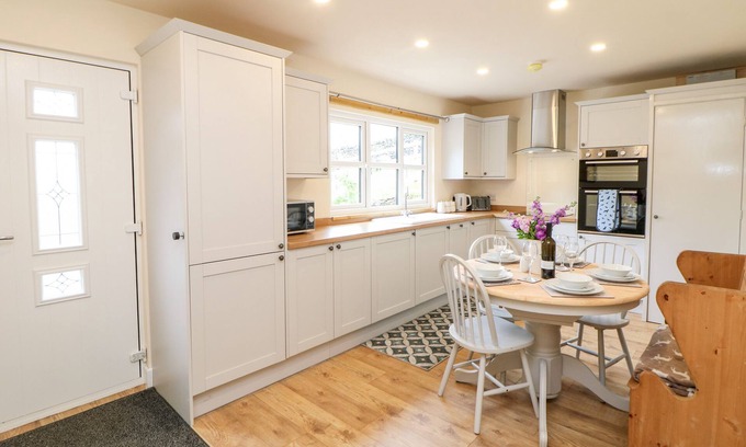 Little Hayfield House | BROOKSIDE, family friendly, character holiday cottage in Hayfield