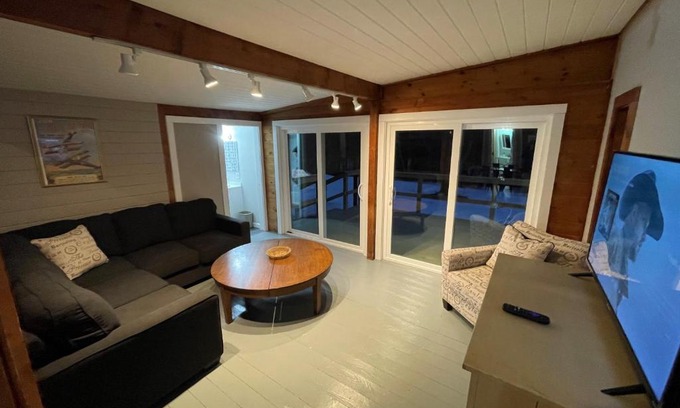 Goshen House | Brookside Hideaway, Brook Road Inn
