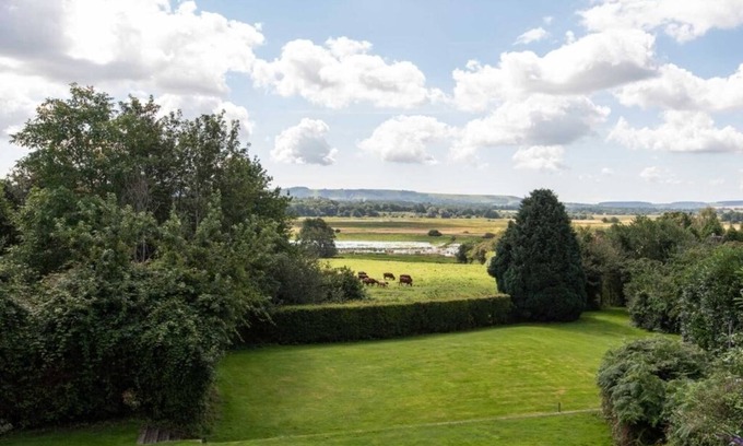 Pulborough House | Brookside House with Hot Tub, Pulborough