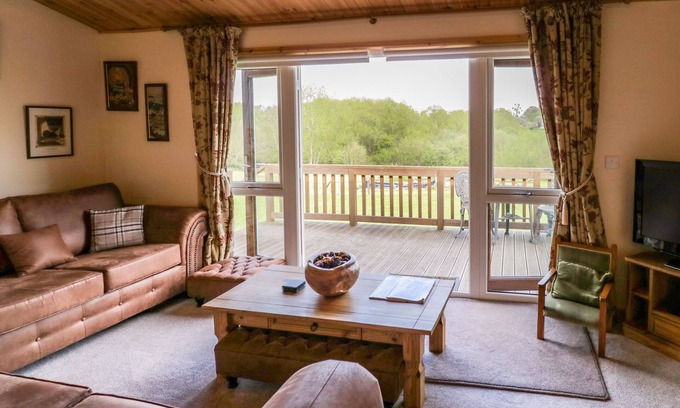 Defford Cottage | BROOKSIDE LODGE, with a garden in Defford