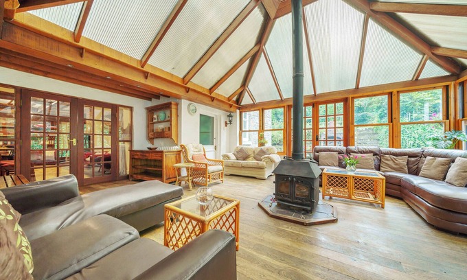 Bronygarth Cottage | BROOKSIDE MANOR HOUSE, family friendly, with pool in Bronygarth