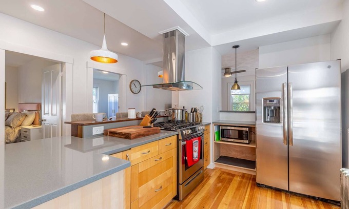 Salem House | Broom & Board
