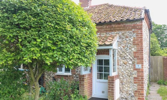 East Rudham Cottage | BROOM COTTAGE, pet friendly, character holiday cottage in East Rudham