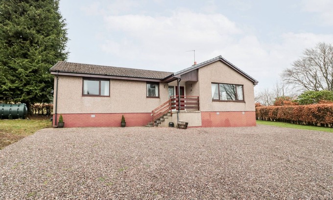 Jedburgh Cottage | BROOMBAULKS FARM BUNGALOW, pet friendly, with open fire in Jedburgh