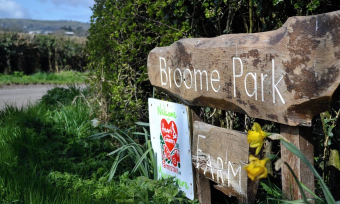 Clows Top Bed & Breakfast | Broome Park Farm B&B