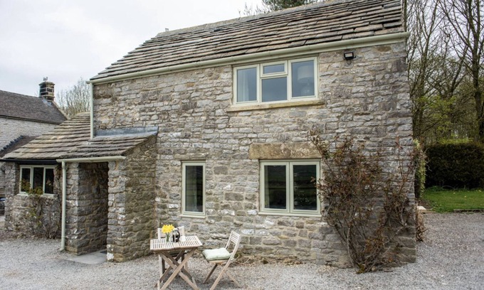 Foolow Cottage | Brosterfield Cottage - sleeps 2 guests in 1 bedroom