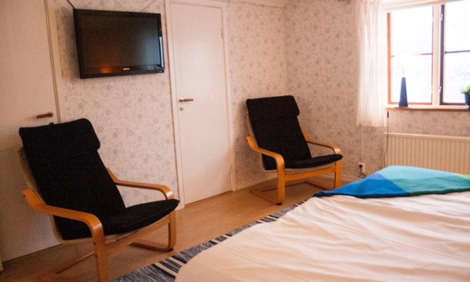 Toreboda Bed & Breakfast | Brovaktarstugan