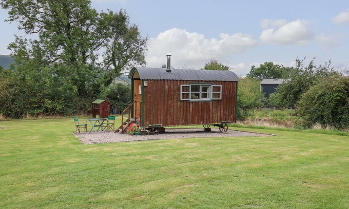 Llanfihangel Tal-y-llyn Cottage | BROWN HARE SHEPHERDS HUT, pet friendly, with open fire in Llangorse
