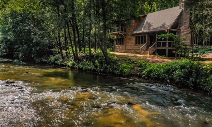 McCaysville Cabin | Brown Trout Lodge - River Front, Dog Friendly