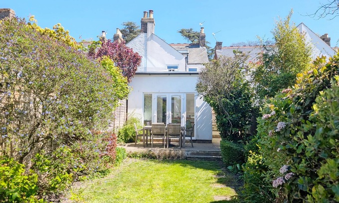 Chichester Cottage | Broyle House, Chichester - a family house that sleeps 4 guests in 2 bedrooms