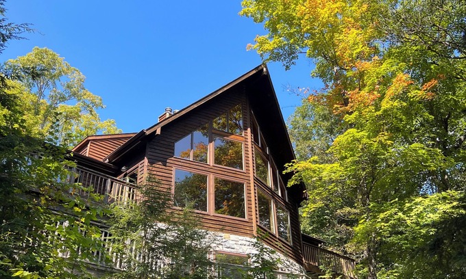 Minett Cottage | Bruce Lake Lodge 5 bedroom cottage in Muskoka