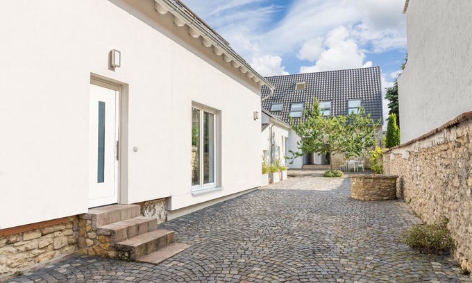 Mainz House | "Brunnenhaus": Stylish vacation home with Mediterranean courtyard and huge garden