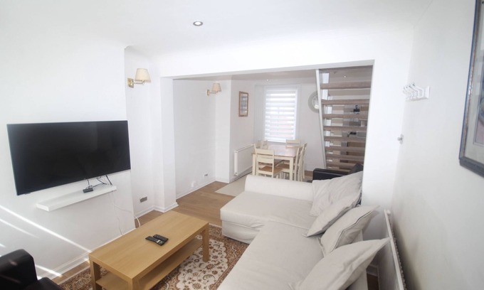 Reading House | Brunswick Cottage - 2 Bedroom Home Situated in the Hearts of Reading City Centre