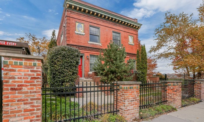 Midtown Apartment | Brush Park Flats | Walk to Stadiums | Sleeps 9