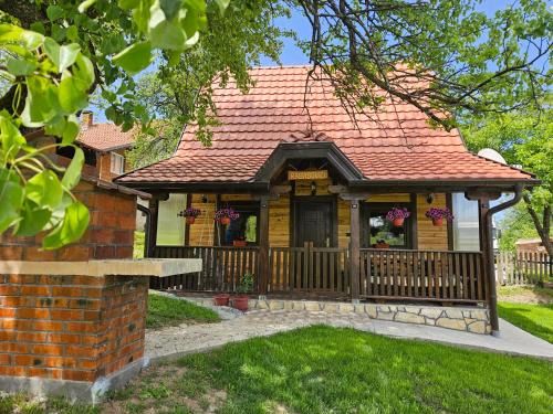 Bajina Basta House | Brvnara ispod stare kruške