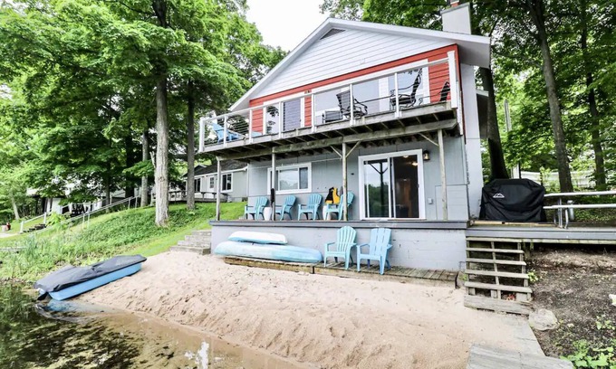 Lake Ann House | Bryan Lake Waterside Retreat