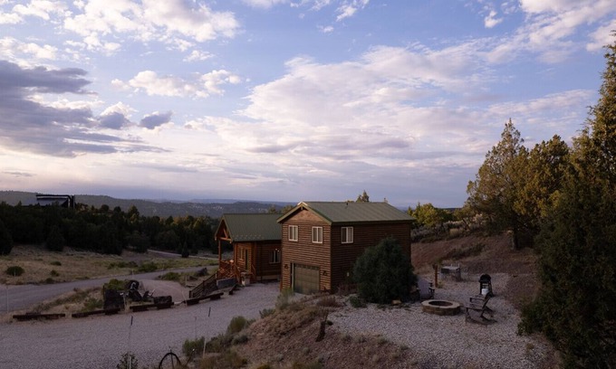 Alton Cabin | Bryce & Zion Midpoint w/Memorable Cowboy Hot Tub
