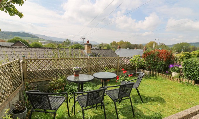 Brecon Cottage | BRYCHEINIOG VIEW, family friendly, with a garden in Brecon