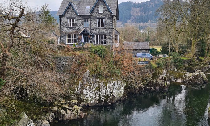 Gwynedd- Snowdonia Cottage | Bryn Afon - a snowdonia house that sleeps 12 guests in 6 bedrooms