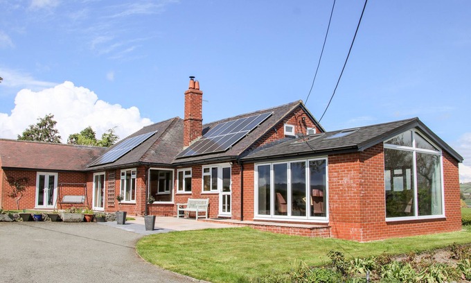 Chirbury with Brompton House | BRYN CAER, family friendly, with open fire in Chirbury